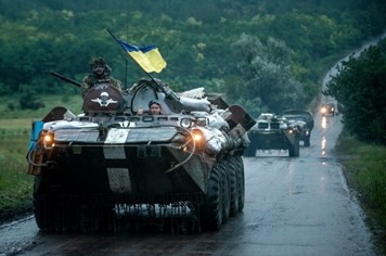 Presiden Ukraina berkomitmen mengekang aktivitas militer - ảnh 1