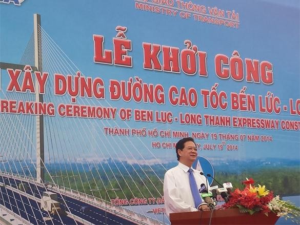 PM Nguyen Tan Dung menghadiri acara pencangkulan pertama pembangunan proyek jalan tol Ben Luc – Long Thanh - ảnh 1