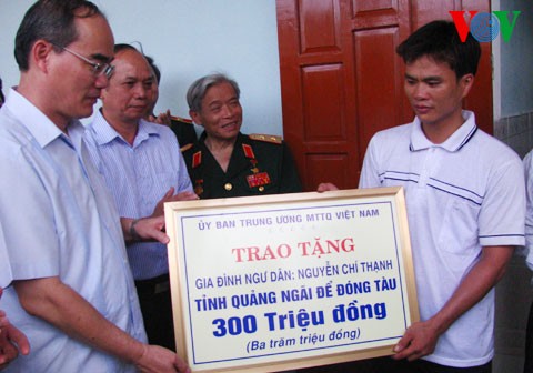 Ketua Pengurus Besar Front Tanah Air Vietnam Nguyen Thien Nhan mengunjungi kabupaten pulau Ly Son, provinsi Quang Ngai - ảnh 1