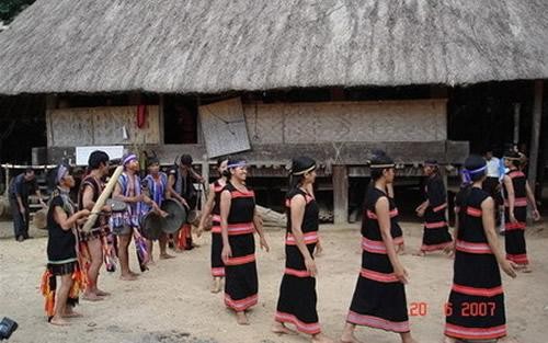 Upacara pernikahan etnis minoritas M’Nong di  daerah Tay Nguyen - ảnh 2