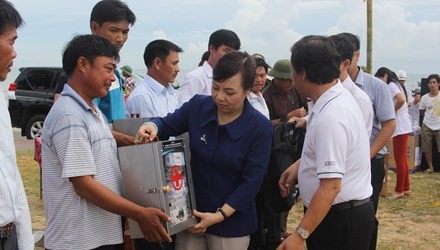 Pemberian lemari obat-obatan untuk para nelayan provinsi Ha Tinh - ảnh 1