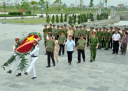 Aktivitas-aktivitas praksis untuk memperingati ultah ke-67 Hari Prajurit Penyandang Cacad dan Pahlawan yang gugur (27 Juli) - ảnh 1