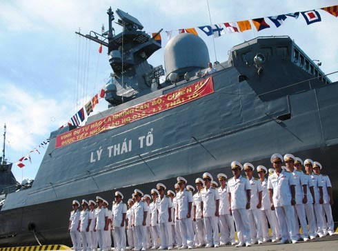 Angkatan Laut Rakyat Vietnam mengembangkan peranan membela secara mantap kedaulatan laut dan pulau Tanah Air - ảnh 1