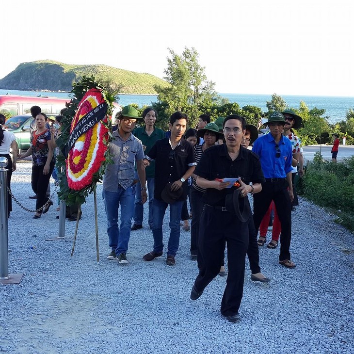 VOV5 berziarah kepada makam Almarhum Jenderal Vo Nguyen Giap - ảnh 2