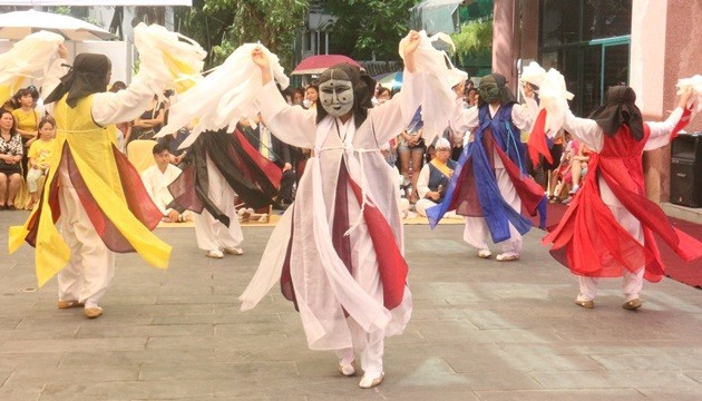 Pekan kebudayaan tradisional Republik Korea di kota Hanoi menyerap partisipasi dari kalangan pemuda - ảnh 1