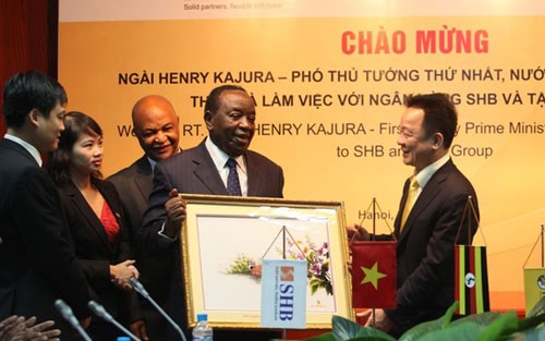 Deputi PM Nguyen Xuan Phuc menerima Deputi PM Uganda - ảnh 1