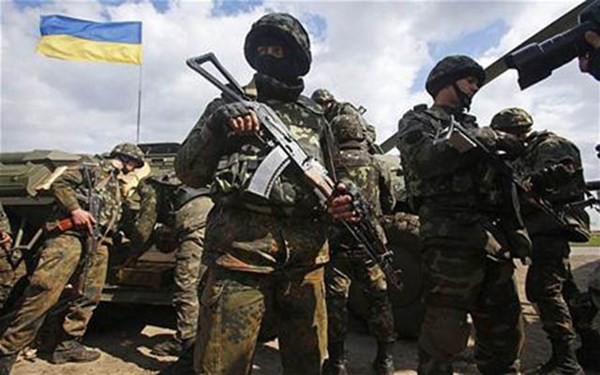 Ukraina mengeluarkan syarat menarik pasukan dari zona pertempuran - ảnh 1