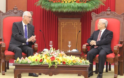 Para pemimpin Partai dan Pemerintah Vietnam menerima Mantan PM Singapura, Goh Chok Tong - ảnh 1