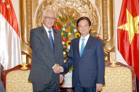 Para pemimpin Partai dan Pemerintah Vietnam menerima Mantan PM Singapura, Goh Chok Tong - ảnh 2