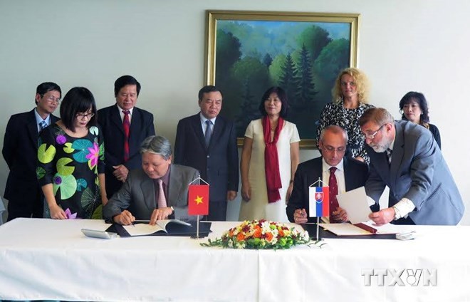 PM Robert Fico menyambut pengembalian hubungan hukum Vietnam – Slovakia - ảnh 1