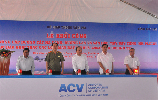 Deputi PM Nguyen Xuan Phuc menghadiri acara pencangkulan pertama proyek mengupgrade bandara Pleiku - ảnh 1