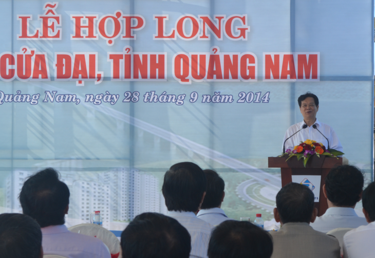 PM Nguyen Tan Dung menghadiri acara penyambungan jembatan Cua Dai - ảnh 1
