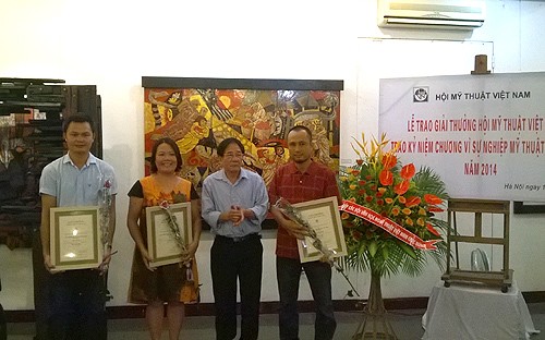 Selar para seniman muda dalam Penghargaan Asosiasi Seni Rupa Vietnam-tahun 2014 - ảnh 1