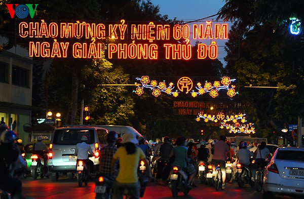 Kota Hanoi yang indah pada peringatan ultah ke-60 Pembebasan Ibukota - ảnh 1