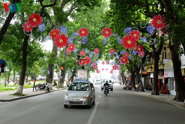 Kota Hanoi yang indah pada peringatan ultah ke-60 Pembebasan Ibukota - ảnh 7
