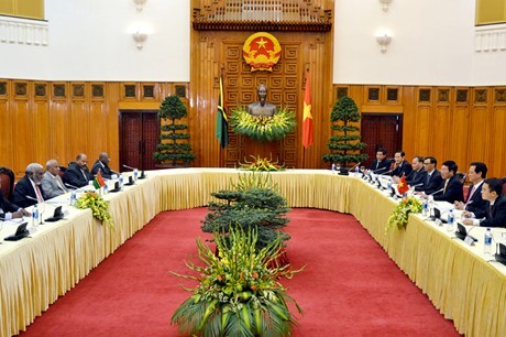 PM Republik Vanuatu, Joe Natuman melakukan kunjungan resmi di Vietnam - ảnh 1