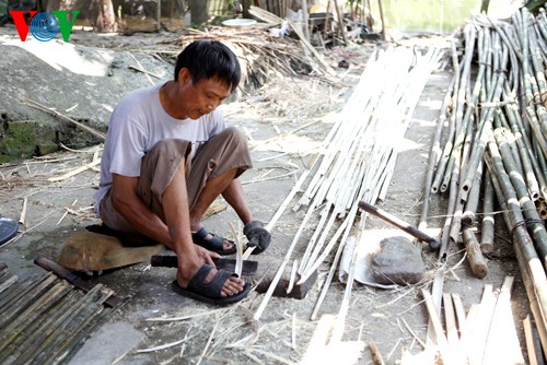 Kejuruan membuat sampan tradisional di desa Hung Hoc - ảnh 1