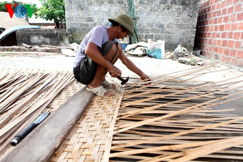 Kejuruan membuat sampan tradisional di desa Hung Hoc - ảnh 2
