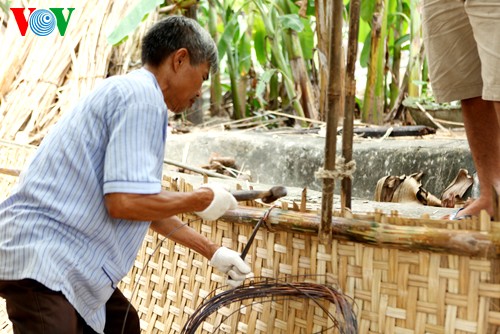 Kejuruan membuat sampan tradisional di desa Hung Hoc - ảnh 4