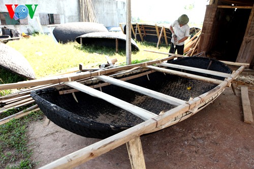 Kejuruan membuat sampan tradisional di desa Hung Hoc - ảnh 7
