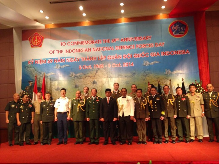 Acara peringatan HUT TNI ke-69 di kota Hanoi - ảnh 5