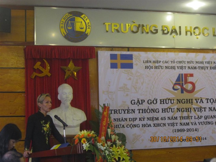 Pertemuan persahabatan untuk memperingati ultah ke-45 penggalangan hubungan diplomatik Vietnam – Swedia - ảnh 1