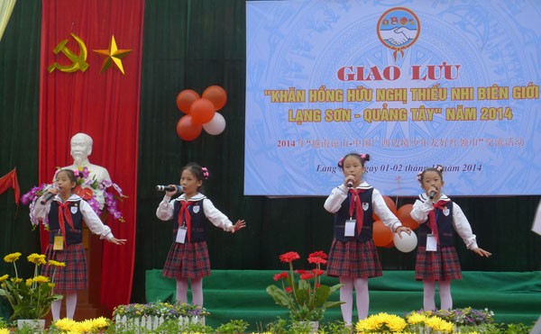 Temu pergaulan persahabatan anak-anak Vietnam – Tiongkok - ảnh 1
