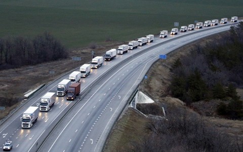 Rusia mengirim iringan truk bantuan kemanusiaan ke-8 ke Ukraina - ảnh 1