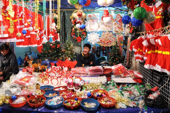 Bergeloranya suasana Natal di kota Hanoi - ảnh 4