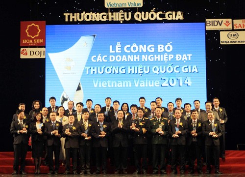 63 badan usaha mendapat penghargaan Brand Nasional Vietnam kali ke-4 - ảnh 1