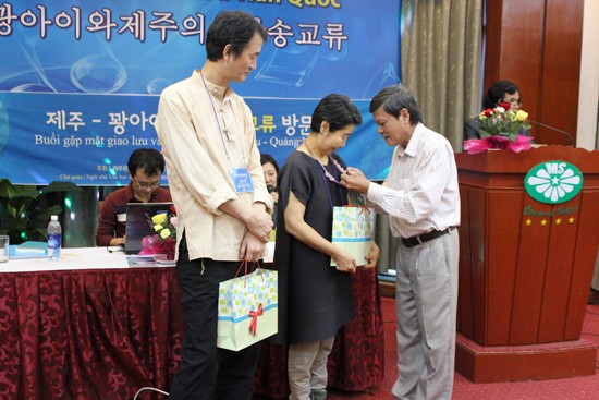 Provinsi Quang Ngai melakukan temu pergaulan kesenian dengan Rombongan Wisma Kesusastraan Jeju, Republik Korea - ảnh 1