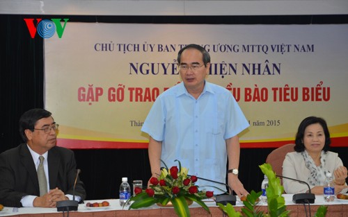 Ketua Pengurus Besar Front Tanah Air Vietnam Nguyen Thien Nhan melakukan pertemuan dengan para diaspora Vietnam - ảnh 1