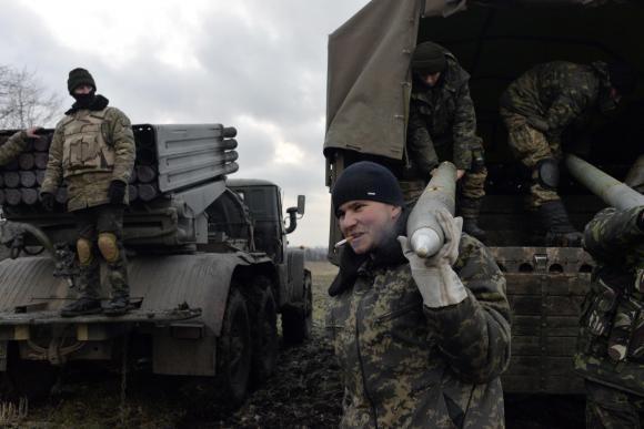 Ukraina melancarkan serangan di dekat kota Mariupol - ảnh 1