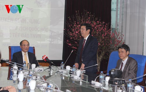 Ketua MN Nguyen Sinh Hung mengunjungi VOV, Televisi Vietnam dan semua Komisi dari MN - ảnh 1