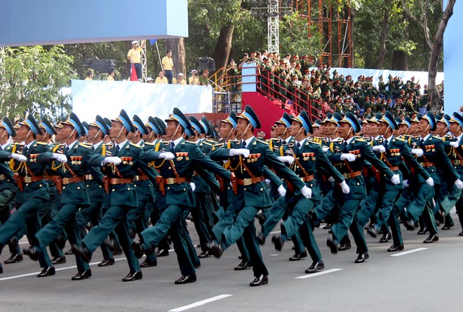 Persiapan parade militer untuk memperingati Ultah ke-40 Pembebasan Vietnam Selatan dan Penyatuan Tanah Air - ảnh 10