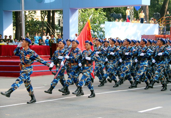 Persiapan parade militer untuk memperingati Ultah ke-40 Pembebasan Vietnam Selatan dan Penyatuan Tanah Air - ảnh 12