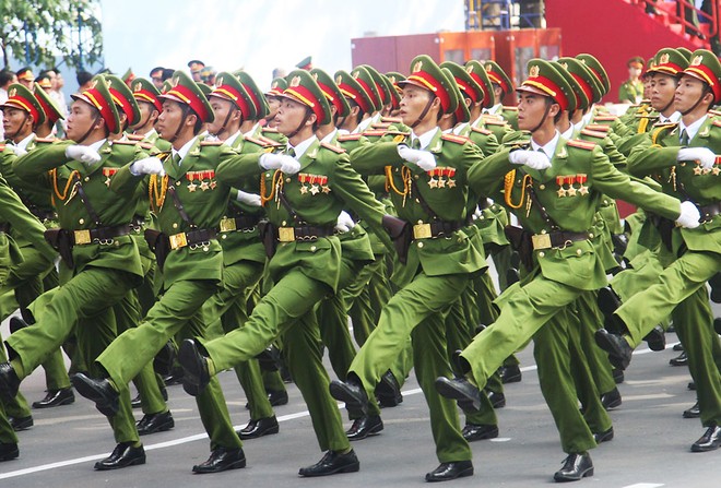 Persiapan parade militer untuk memperingati Ultah ke-40 Pembebasan Vietnam Selatan dan Penyatuan Tanah Air - ảnh 9