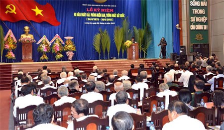 Presiden Truong Tan Sang menghadiri acara peringatan ultah ke-40 pembebasan Vietnam Selatan dan penyatuan Tanah Air di provinsi Long An - ảnh 1