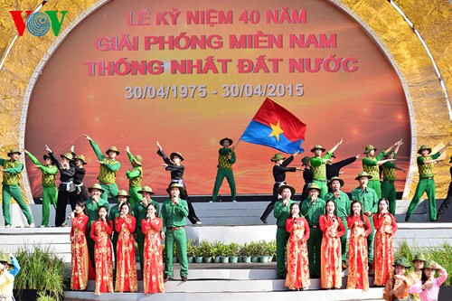 PM Nguyen Tan Dung menghadiri acara rapat umum memperingati ultah ke-40 pembebasan Vietnam Selatan dan penyatuan Tanah Air di provinsi Hau Giang dan kota Can Tho - ảnh 1