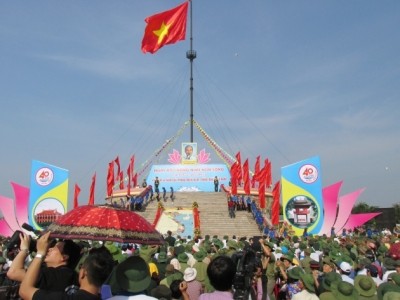 Acara pengibaran bendera “Penyatuan Tanah Air” di provinsi Quang Tri - ảnh 1