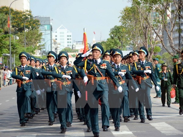 Temu pergaulan dengan sahabat-sahabat internasional sehubungan dengan peringatan ultah ke-40 pembebasan total Vietnam Selatan dan penyatuan Tanah Air - ảnh 1