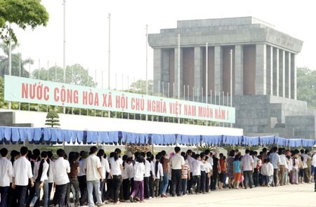 Kira-kira 100.000 orang berziarah kepada Mousolium Presiden Ho Chi Minh pada hari raya 30 April dan 1 Mei - ảnh 1