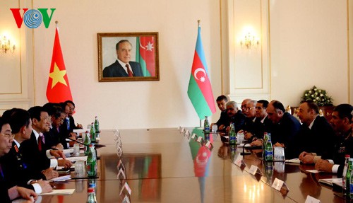 Presiden Truong Tan Sang melakukan pembicaraan dengan Presiden Republik Azerbaijan, Ilham Aliev - ảnh 1