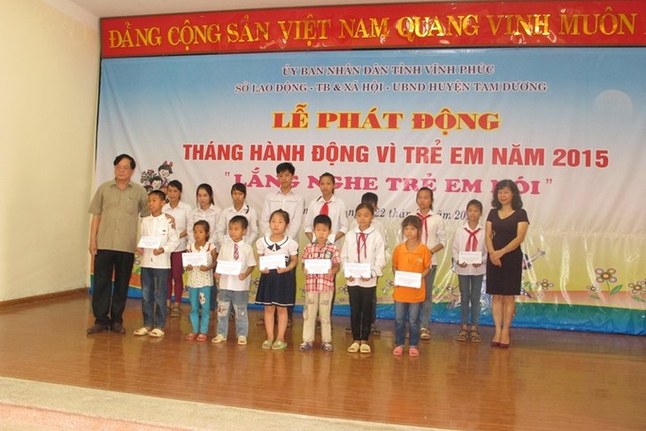 Memberikan kira-kira 3 miliar dong Vietnam uang bantuan untuk anak-anak miskin - ảnh 1