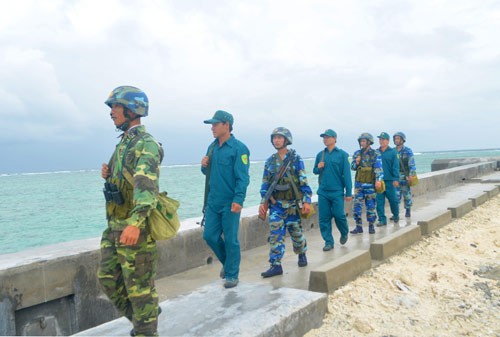 Rombongan kerja Departemen Komunikasi dan Pendidikan KS PKV mengunjung tentara dan rakyat di pulau Sinh Ton - ảnh 1