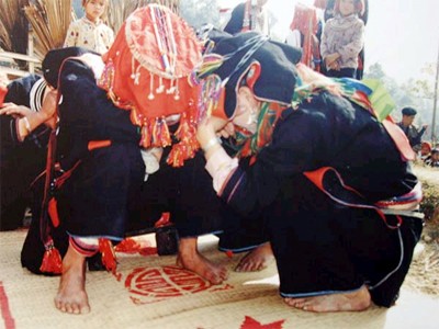 Adat istiadat pernikahan dari warga etnis minoritas Van Kieu - ảnh 1