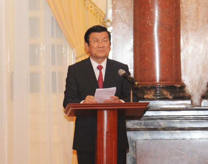 Presiden Truong Tan Sang menyampaikan keputusan pengangkatan Duta Besar - ảnh 1