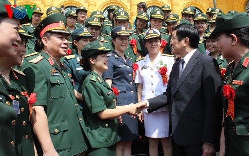 Presiden Truong Tan Sang menerima para wanita tentara yang tipikal  maju - ảnh 1
