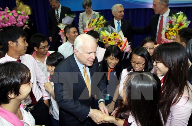 Delegasi Senator Amerika Serikat melakukan temu pergaulan dengan para mahasiswa kota Ho Chi Minh - ảnh 1