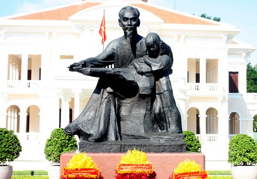 Mengantar Patung Presiden Ho Chi Minh ke Wisma Anak-Anak kota Ho Chi Minh - ảnh 1